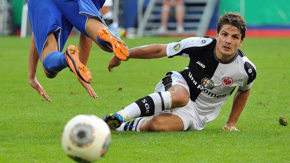 Bei Eintracht Frankfurt als Captain weiter ein unbesittener Wert. Schwegler wurde vom deutschen Fachmagazin «kicker» zum drittbesten defensiven Mittelfeldspieler der Bundesliga gewählt. 