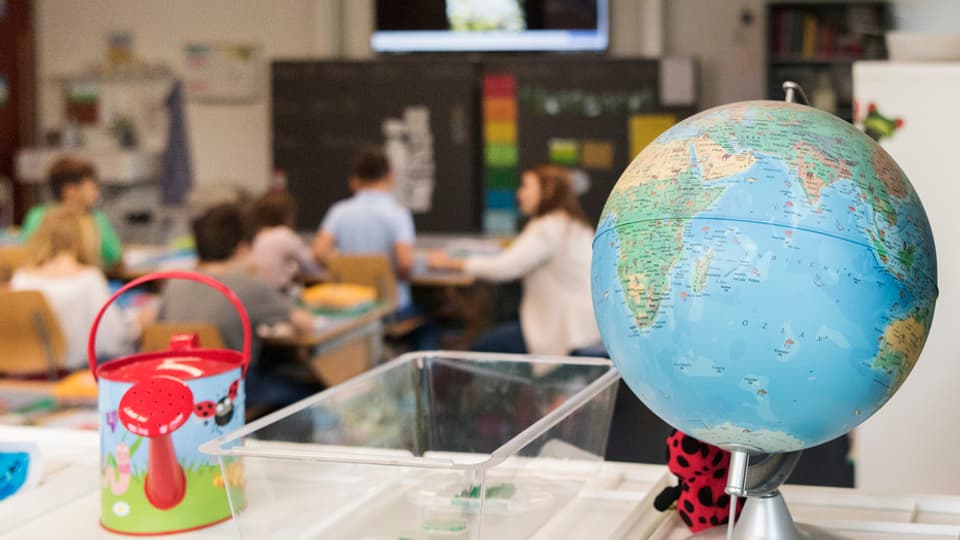 Ein Globus vor einem Klassenzimmer4