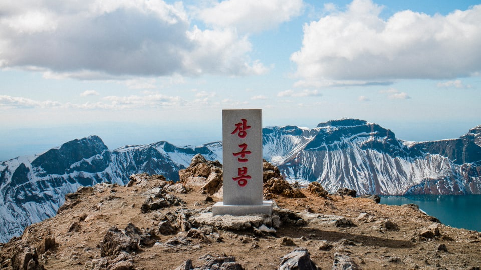 Berggipfel mit einem Monument