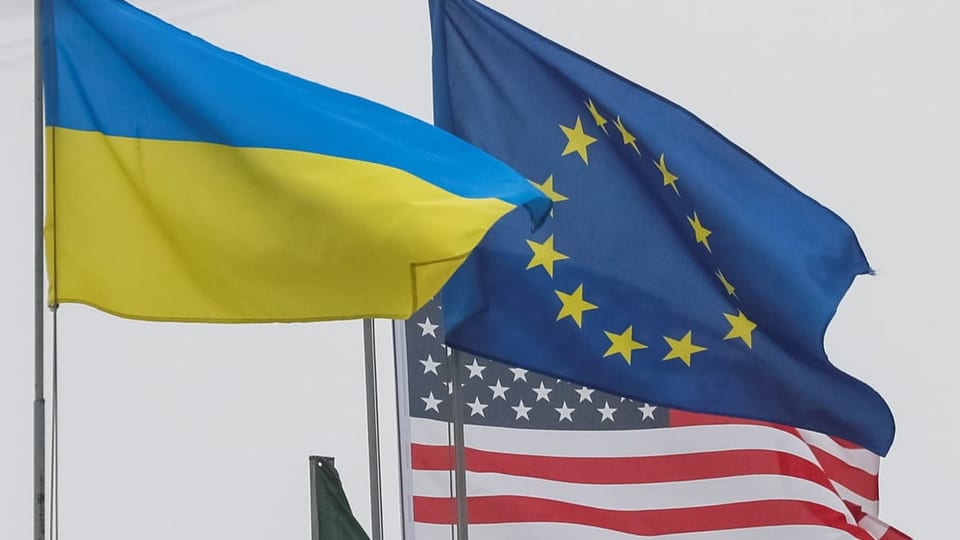 Flaggen der EU, der Ukraine und der USA