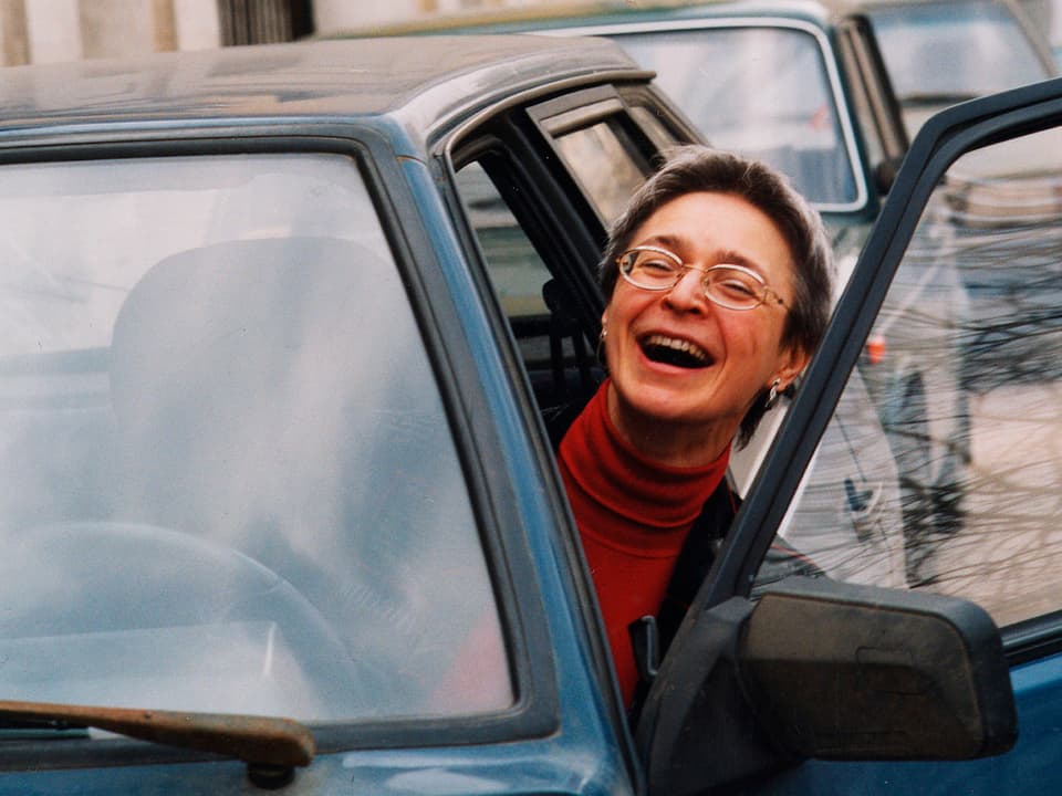 Politkowskaja schaut lachend aus ihrem Auto