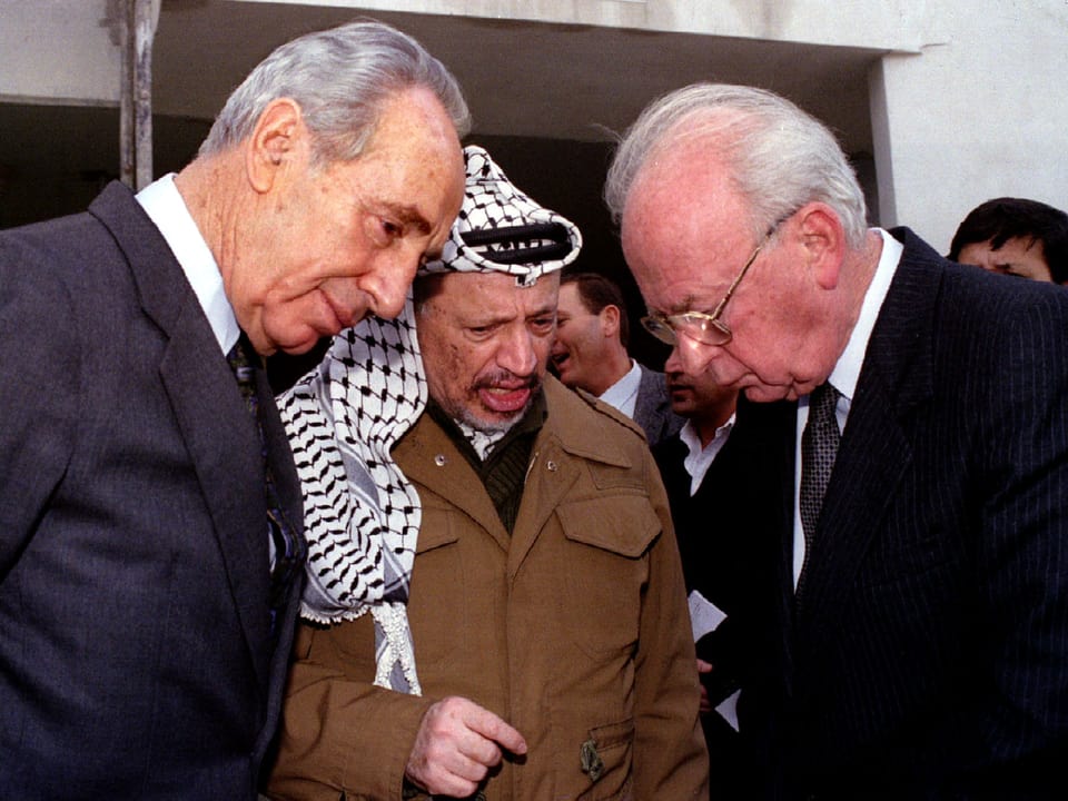 Peres, Rabin und Arafat sprechen miteinander