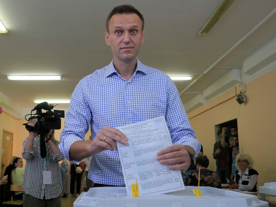 Nawalny gibt Wahlzettel in Moskau ab