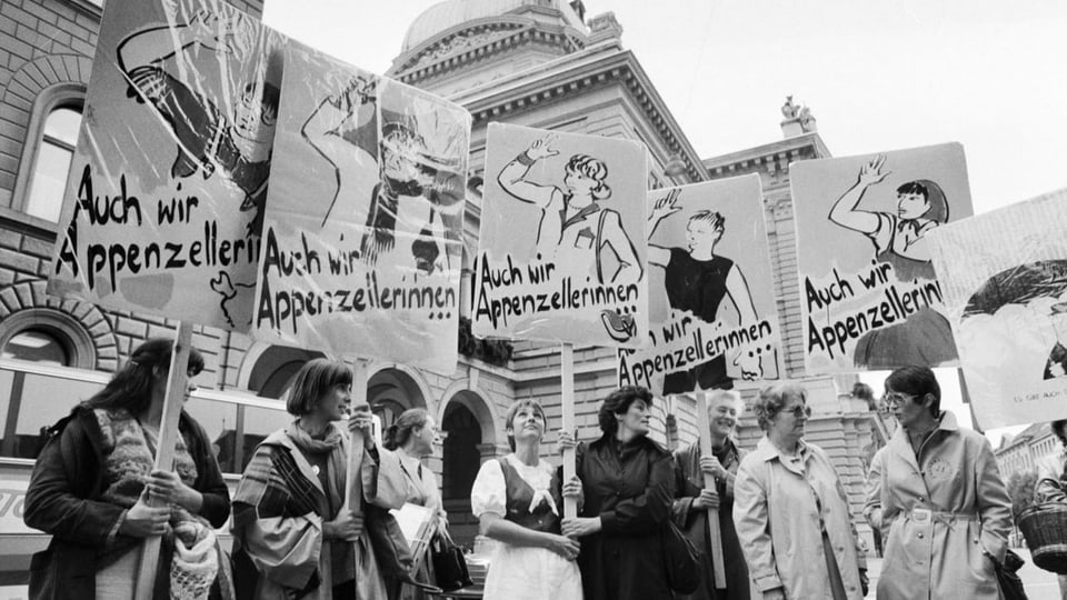 Protestierende Frauen vor dem Bundeshaus. 