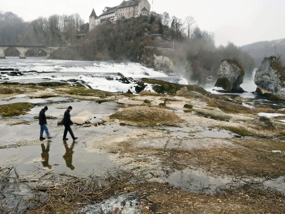 Menschen laufen über den Rheinfall