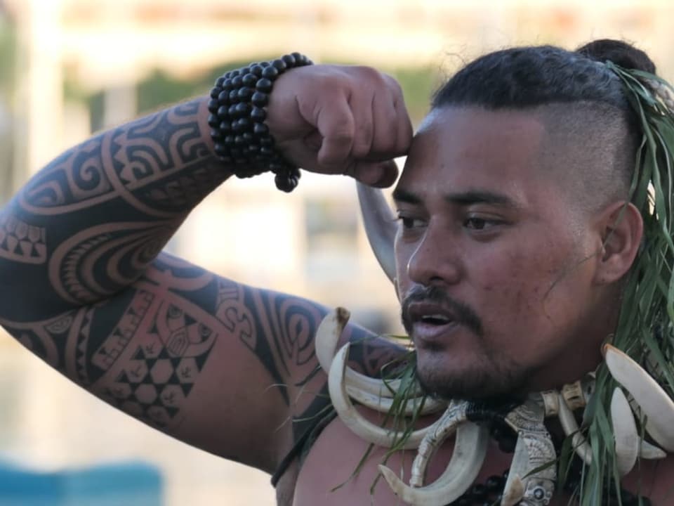 Ein tätowierter Tänzer, Tuamotu-Archipel in Französisch-Polynesien.