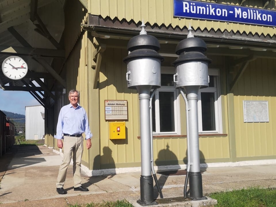 Roland Baldinger vor seinem Bahnhof