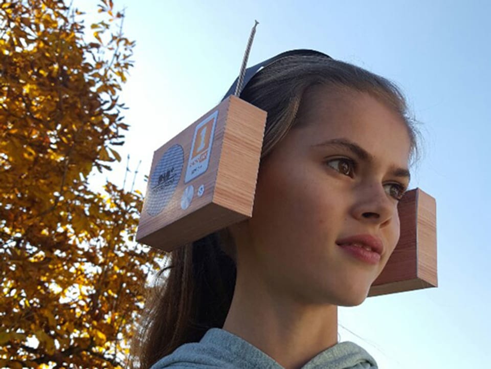 Mädchen trägt einen selbstgebastelten Kopfhörer aus DAB+-Radio.
