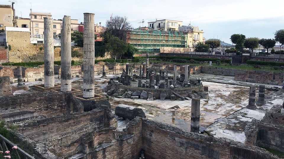 Eine Ruine mit römischen Säulen.