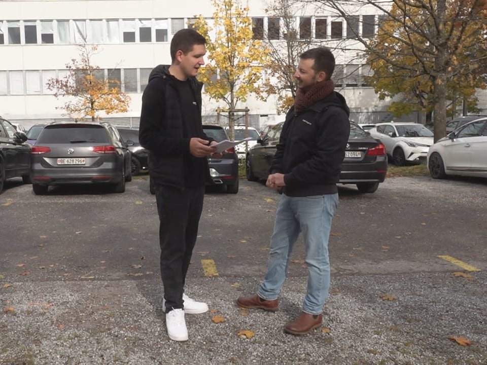Zwei Männer auf Parkplatz in Diskussion