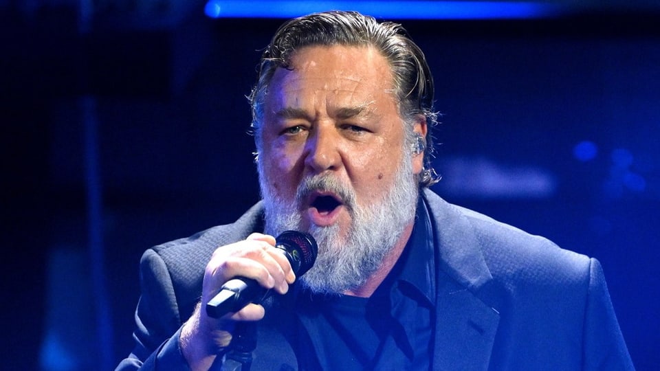 Der bärtige Russell Crowe singend bei einem Auftritt anlässlich des «Sanremo Song Festival» im Februar 2024..