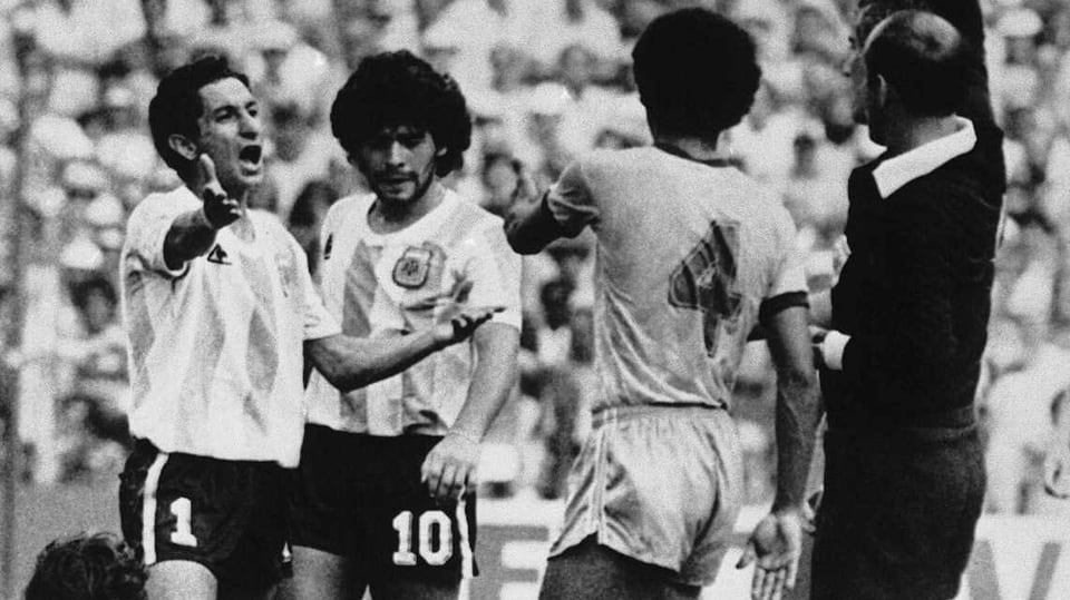 Diego Maradona mit der Trikotnummer 10 beim Match gegen Brasilien an der WM 1982 in Spanien.