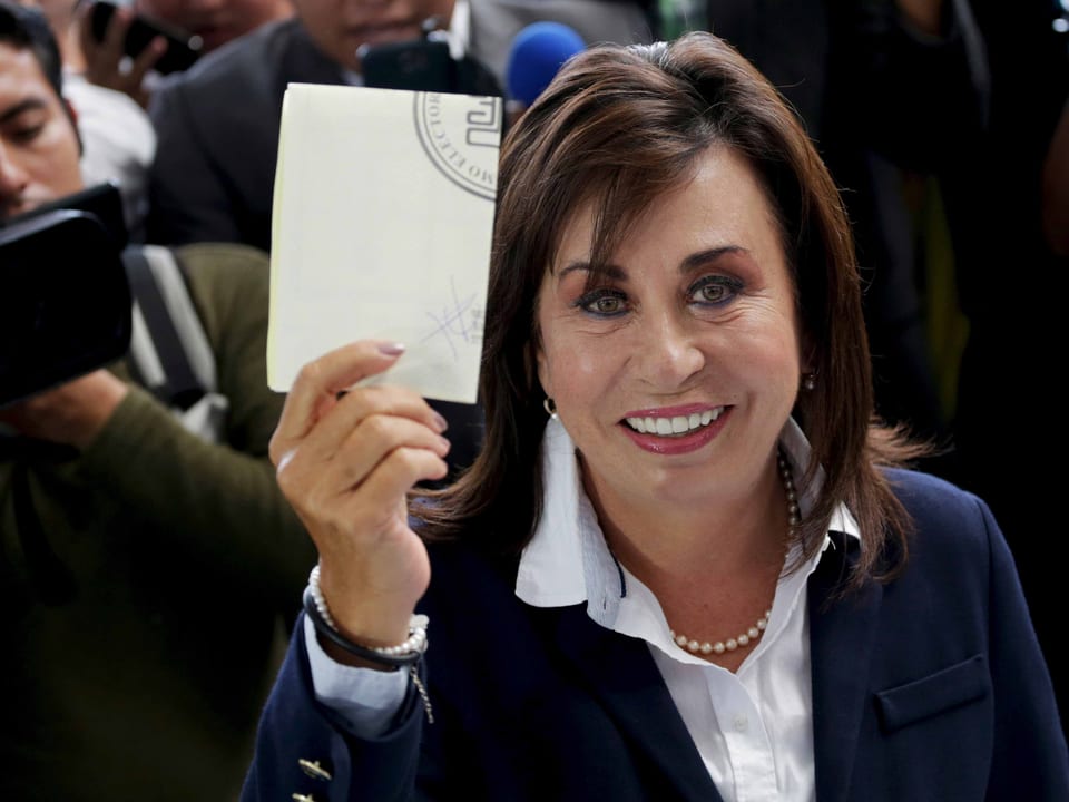 Sandra Torres de Colom mit einem Wahlzettel