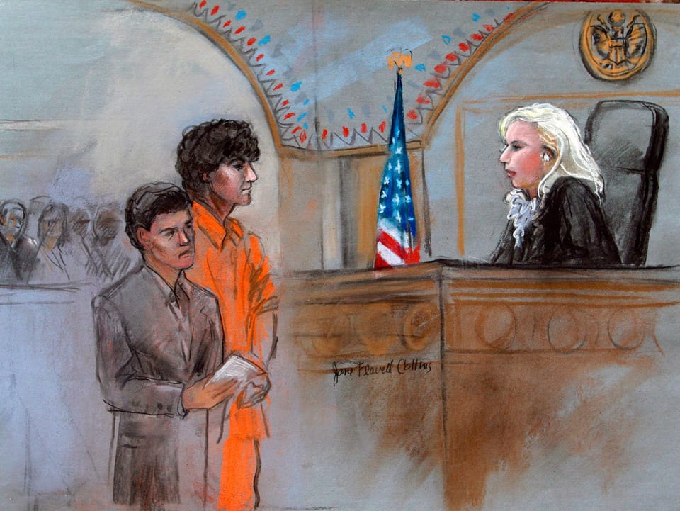 Gerichtszeichnung: Dschochar steht mit seinem Anwalt vor der Richterin