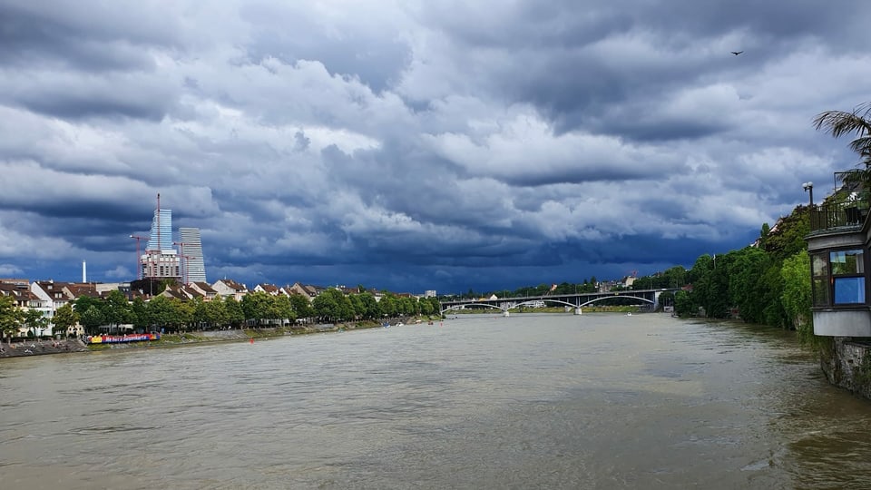 Über den Rhein zogen nicht nur am 24. Juni dicke Regenwolken.