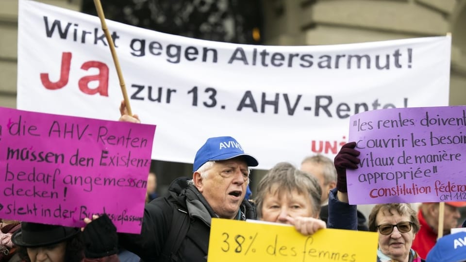 Auf Plakaten wird eine 13. AHV-Rente gefordert.