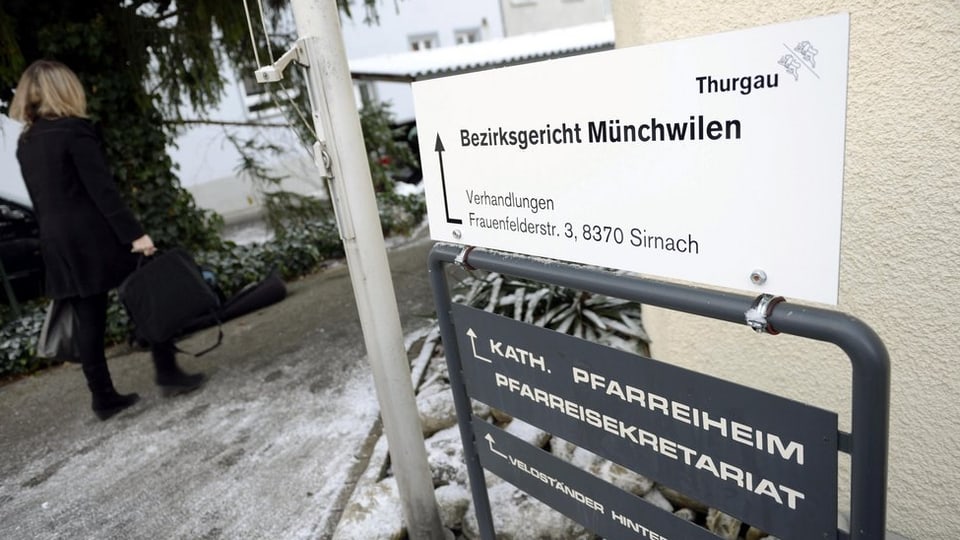 Eingang mit Hinweisschild des Bezirksgerichts Münchwilen