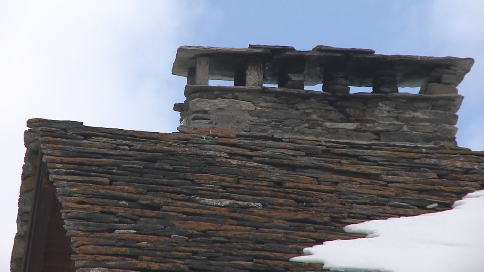Ein mit Valser Quarzit belegtes Dach in Vals.