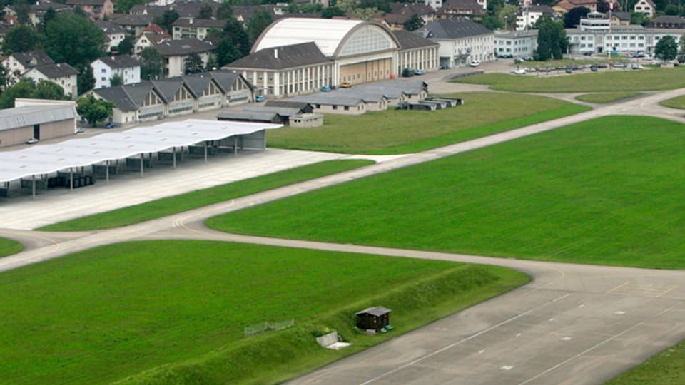 Aus dem Militärflugplatz Dübendorf soll ein Flughafen für zivile Fliegerei werden. So wenigstens plant es der Bundesrat