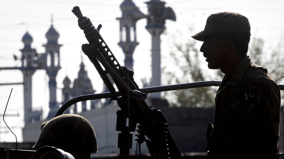 Pakistanischer Soldat mit einem Gewehr in der Hand.
