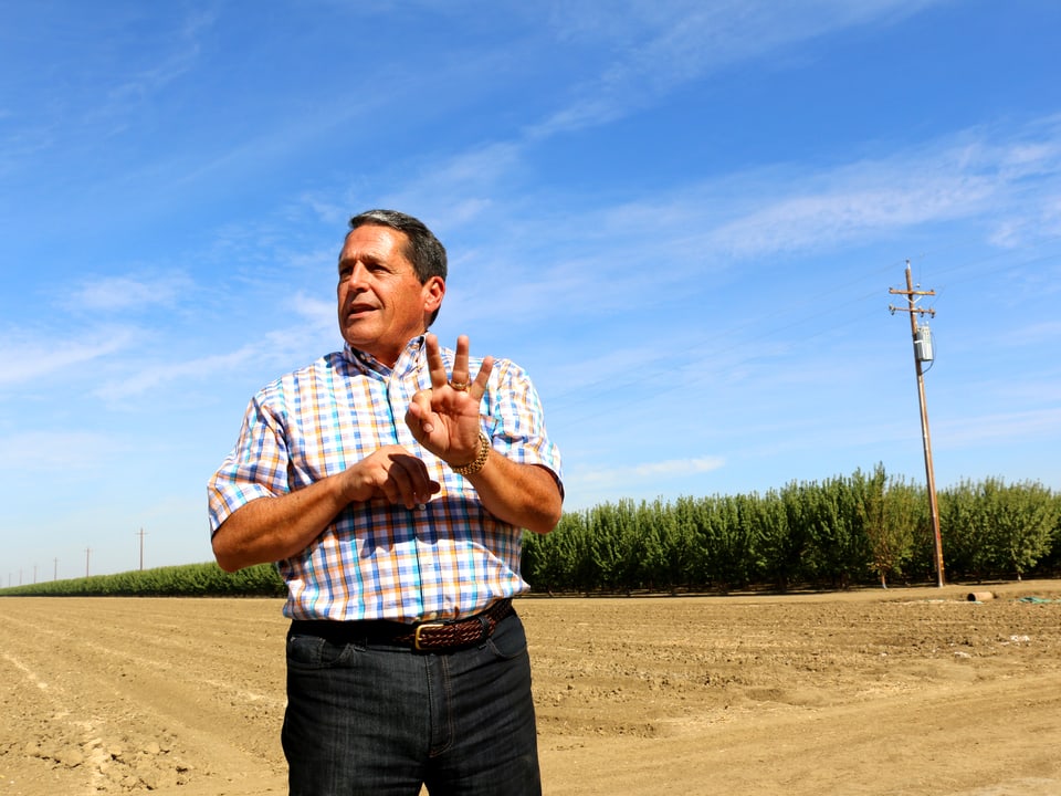 Bauer Mark Borba steht auf seinem Land. Der Boden ist trocken im kalifornischen East Porterville.