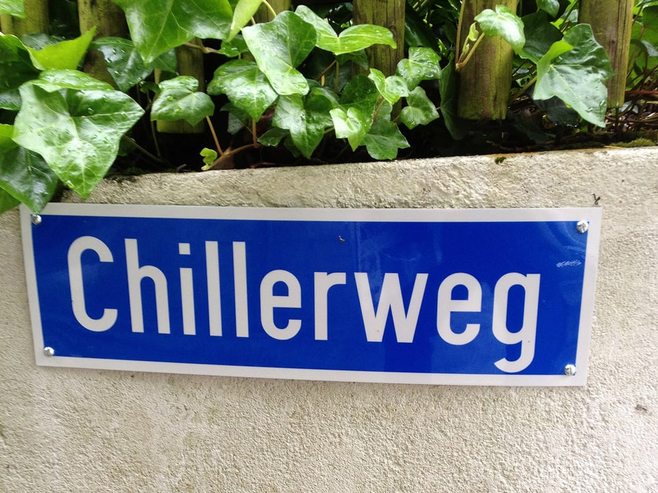 Auf einem Strassenschild steht Chillerweg.