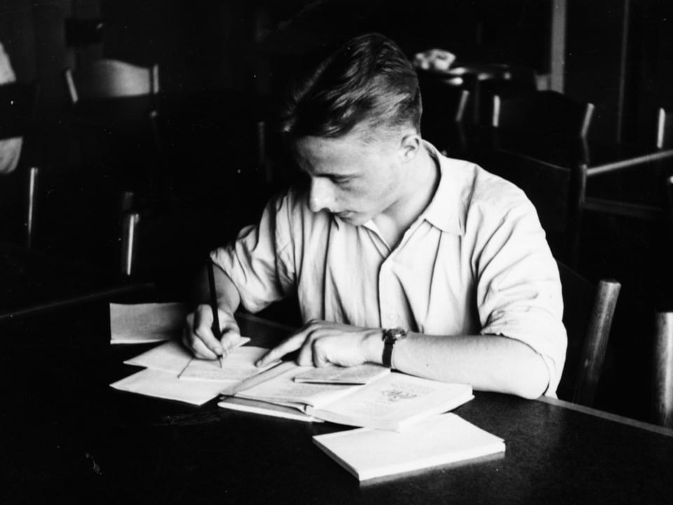 Emil Steinberger bereitet sich an einem Schreibtisch 1952 als Conférencier vor