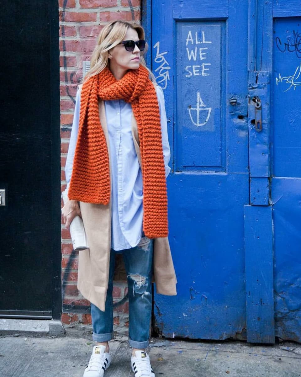 Bloggerin mit einem gestrickten, orangen Schal