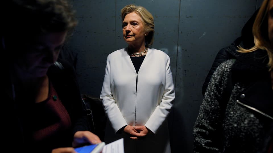 Clinton in einem Lift.
