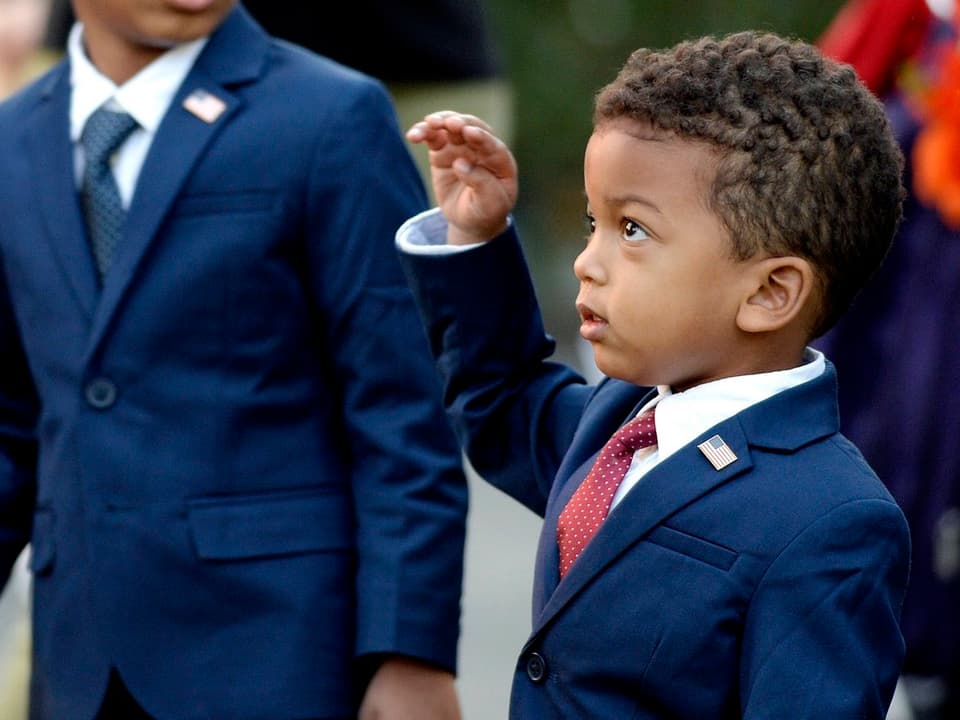 Zu sehen ist ein Kind, das als Barack Obama verkleidet ist. 