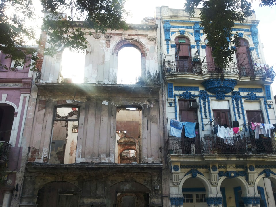 Ein Bild einer Fassade in Havanna: Pracht und Zerfall sind nebeneinander.