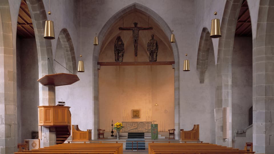 Innenansicht der Zürcher Augustinerkirche mit Blick auf die Kirchenbänke und den Altar