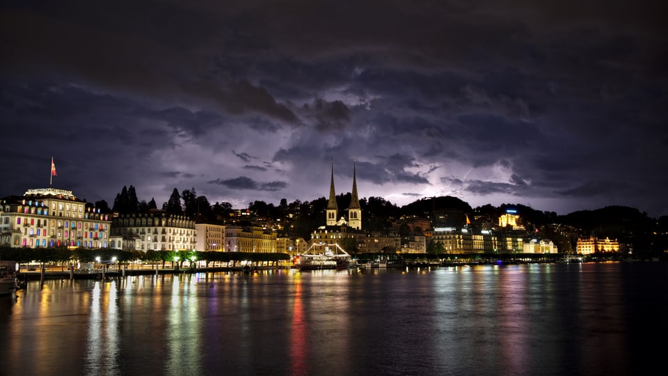 Blitze über der Stadt Luzern