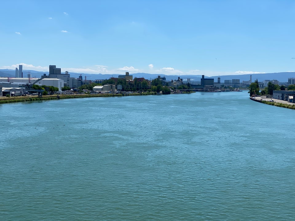 Der Rhein mit Ausblick auf die Stadt Basel. 