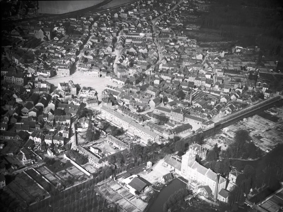 Eine Stadt von oben fotografiert.