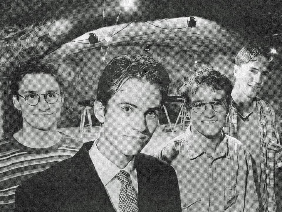 Vier junge Männer im Keller