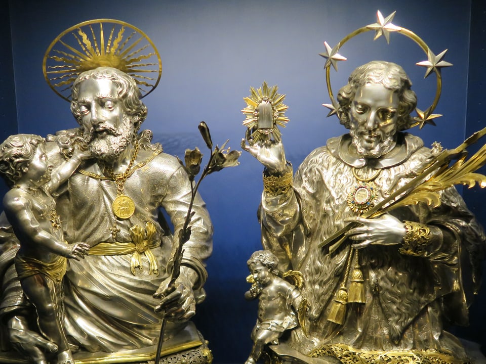 Die Büstenreliquen des Stiftschatzes stammen aus dem 17. und 18. Jahrhundert. Sie werden an den grossen Festen nach wie vor verwendet. Bei den abgebildeten handelt es sich um Josef (links) und den heiligen Nepomuk.  