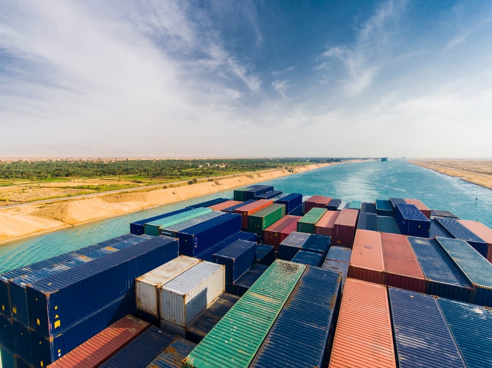 Ein Container-Schiff auf dem Suezkanal von oben fotografiert. 