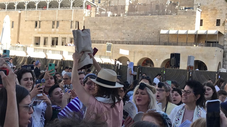 Die Direktorin der jüdischen Frauenorganisation «Women of the Wall» hebt eine echte Tora-Schriftrolle hoch.