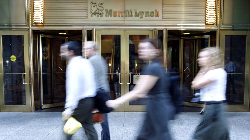 Passanten gehen an Merrill-Lynch-Gebäude in New York vorbei. (reuters) 