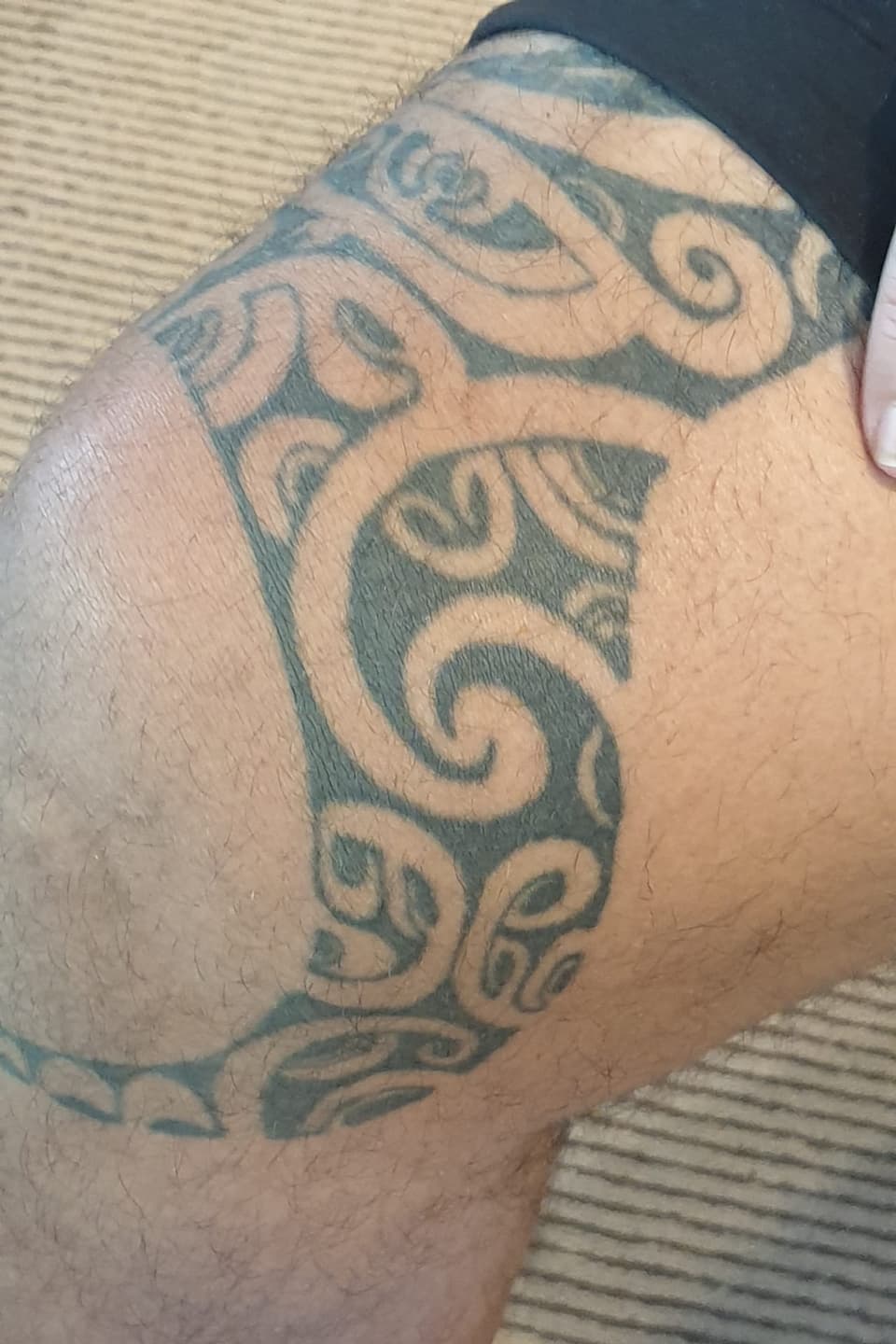 Pascal Erhels Tätowierung am Bein verkörpert das Bild eines polynesischen Kriegers.