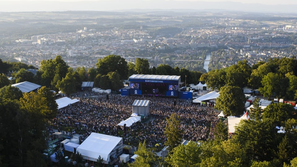 Blick auf Festival Bühne, im Hintergrund Stadt Bern