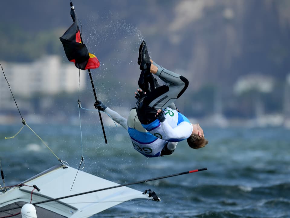 Die Deutschen Erik Heil und Thomas Plössel springen nach Bronze in der 49er-Kategorie ins Wasser. 