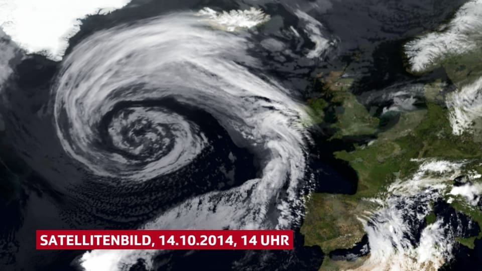 Satellitenbild: rechts im Bild Europa und links im Bild der Atlantik mit einem spiralförmigen Wolkenband.