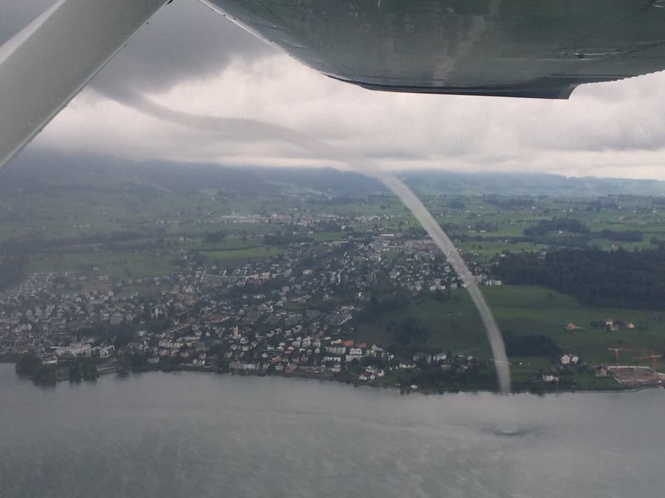 Wasserhose über dem Zürichsee von Flugzeug aus fotographiert.