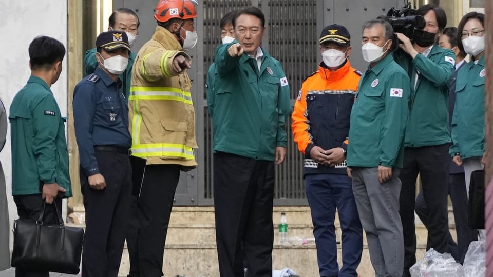 Südkoreas Präsident Yoon Suk-yeol mit Rettungskräften am Ort des Unglücks.