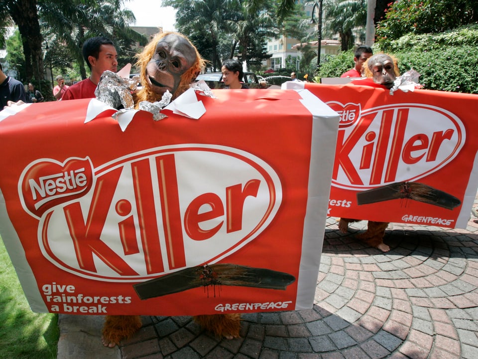Protestierende verkleidet in KitKat-Verpackungen, die die Aufschrift «Killer» tragen
