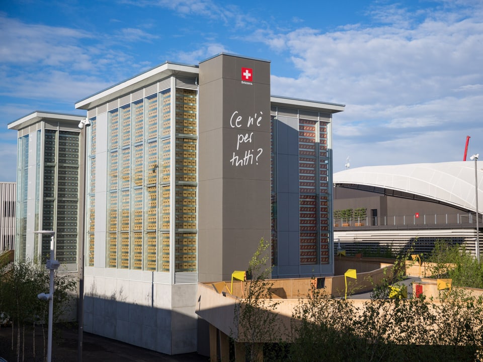 Der fertig gebaute Schweizer Pavillon an der Expo 2015 mit zwei der vier Türme
