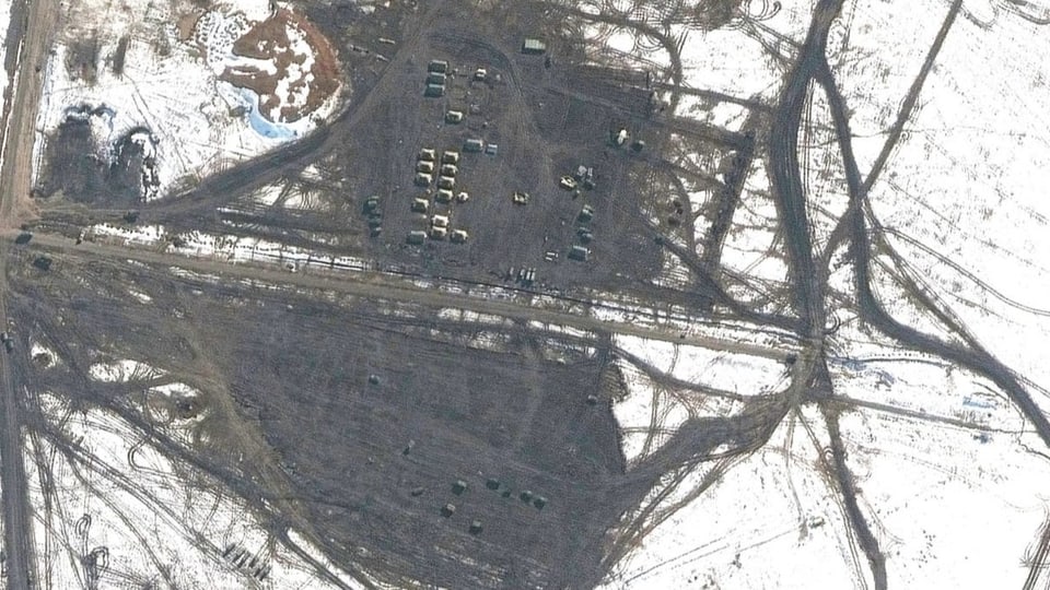 Russische Armeelastwagen stehen in Reih und Glied.