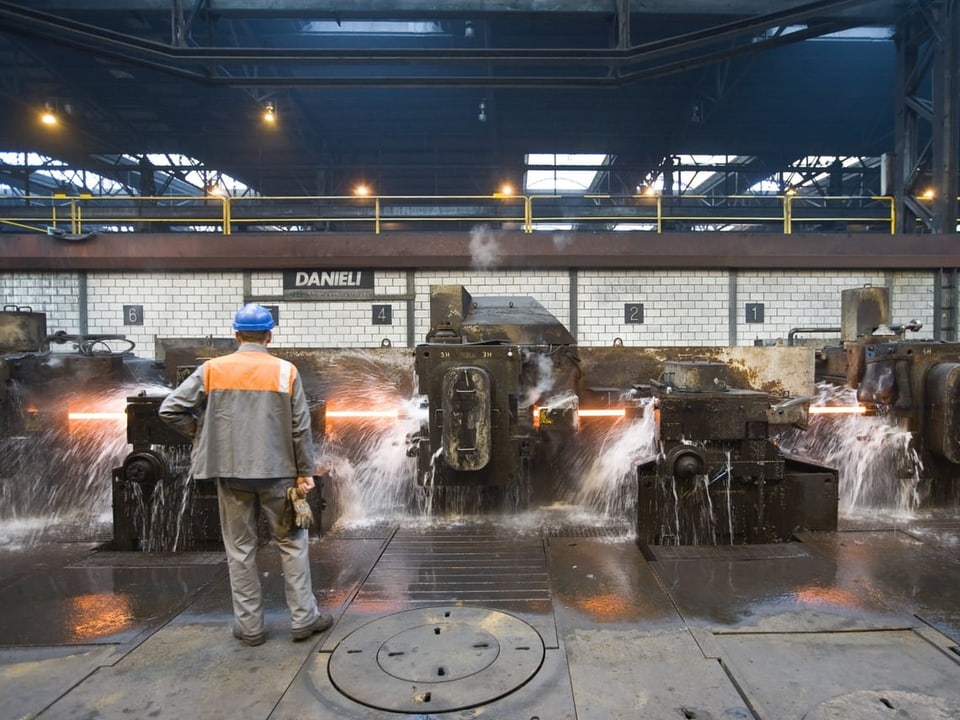 Ein Mitarbeiter der Stahl Gerlafingen AG arbeitet in der Produktionshalle des Unternehmens in Gerlafingen.